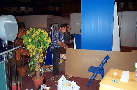 Set up, in the Picture you can see our Factory manager Khun Nok helping the crew "Pi Noi"