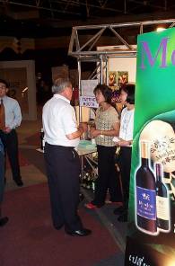 Exhibition is over, Beat is fighting for the last few drops of testers in the Mon joli booth, unfortunateli they sold all their 6000 Bottles of red wine.........