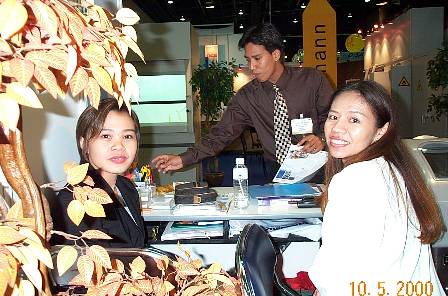 Khun Dee and Khun Iis on the front desk - in the backgrounf Khun Pong visible snipering some Ricolas :-)))